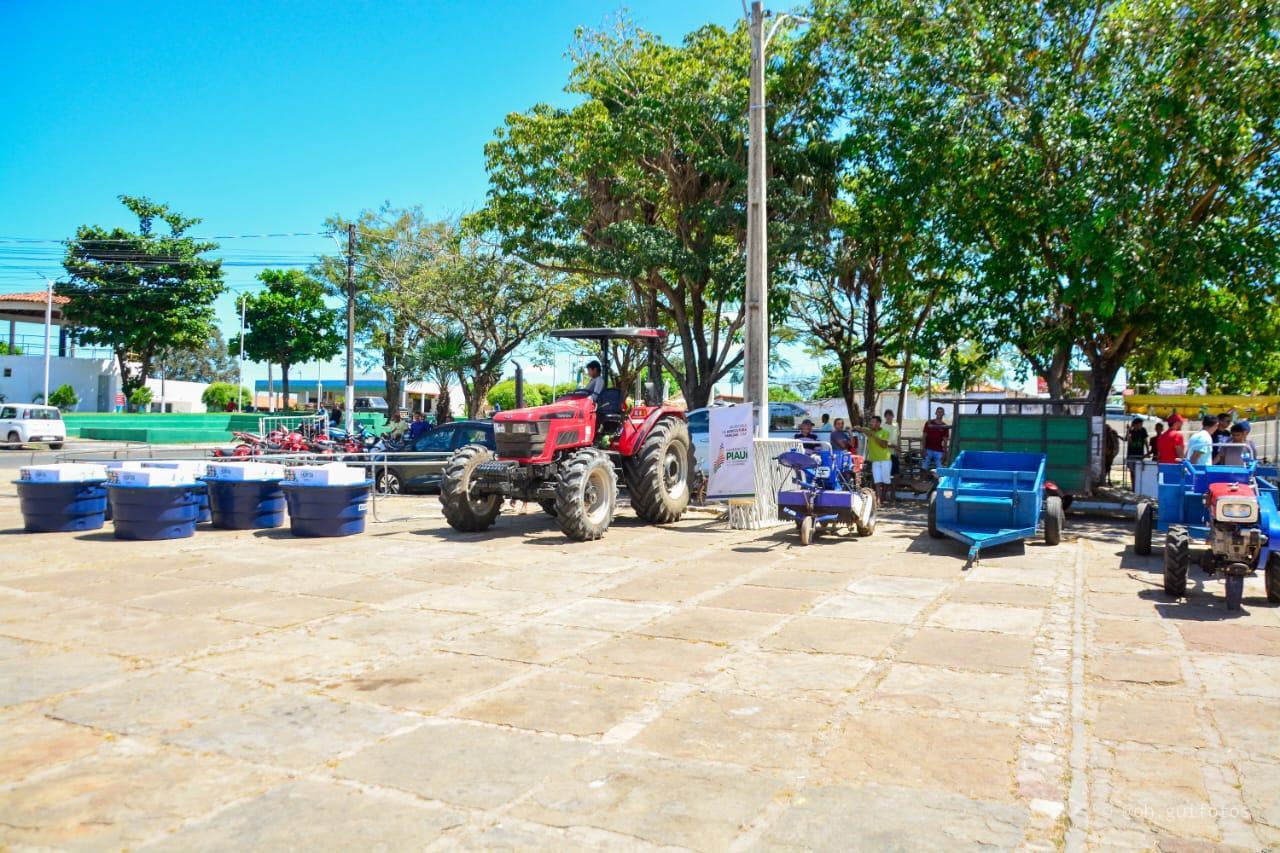 Equipamentos agrícolas entregues para agricultores familiares em Nossa Senhora dos Remédios