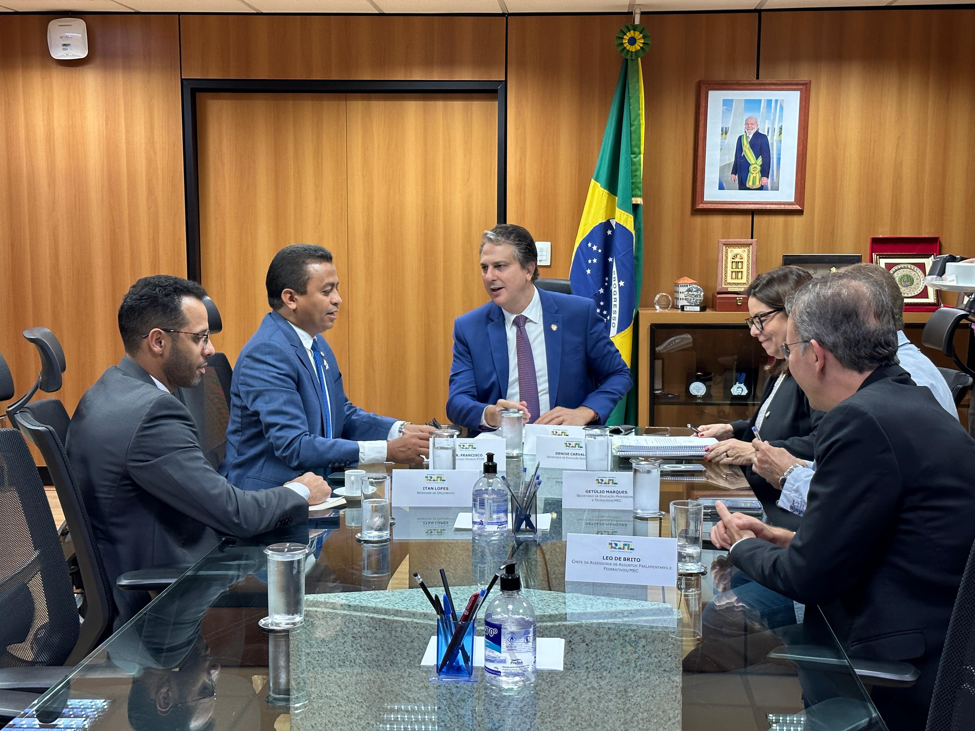 Deputado Dr Francisco em reunião no Ministério da Educação