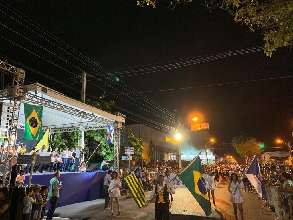 Desfile cívico no Grande Dirceu