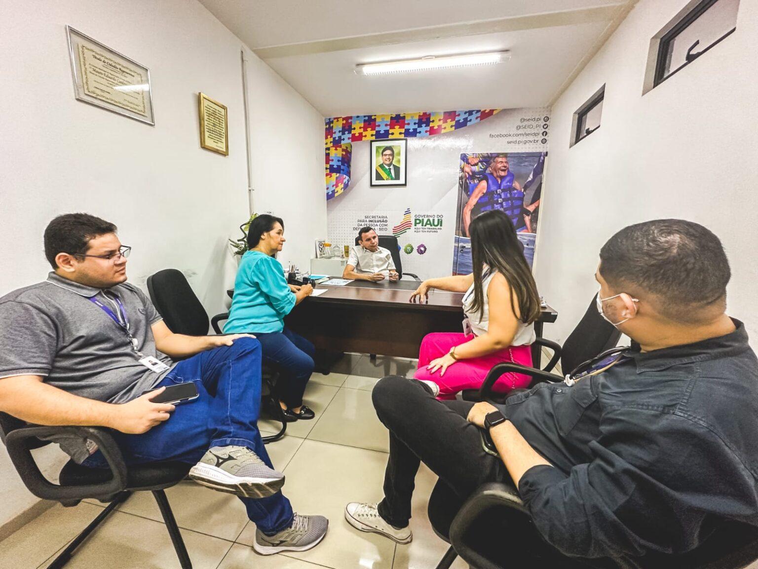 Secretário Mauro Eduardo em reunião com a equipe da Equatorial Piauí