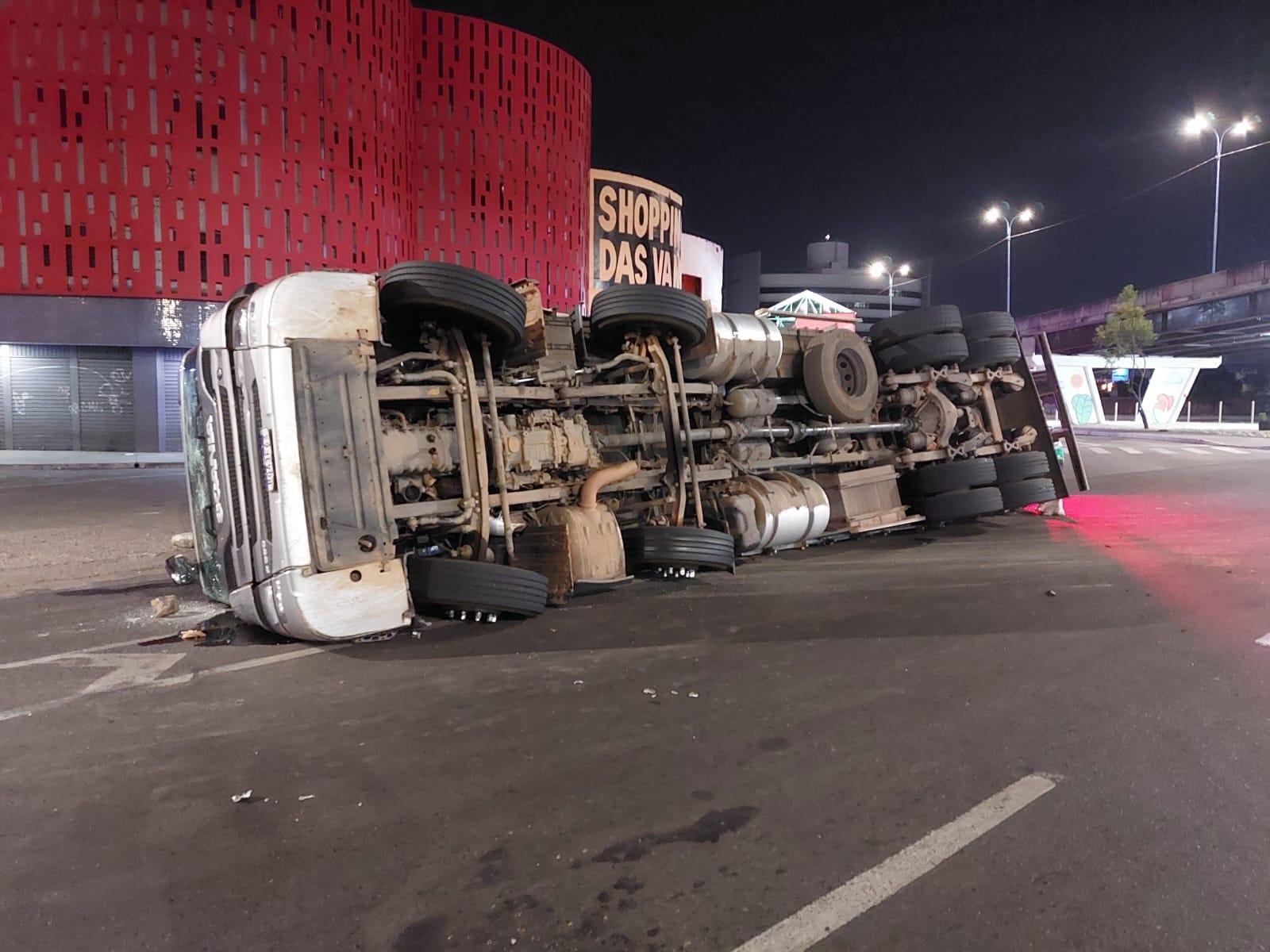 Carreta tombada na BR 316