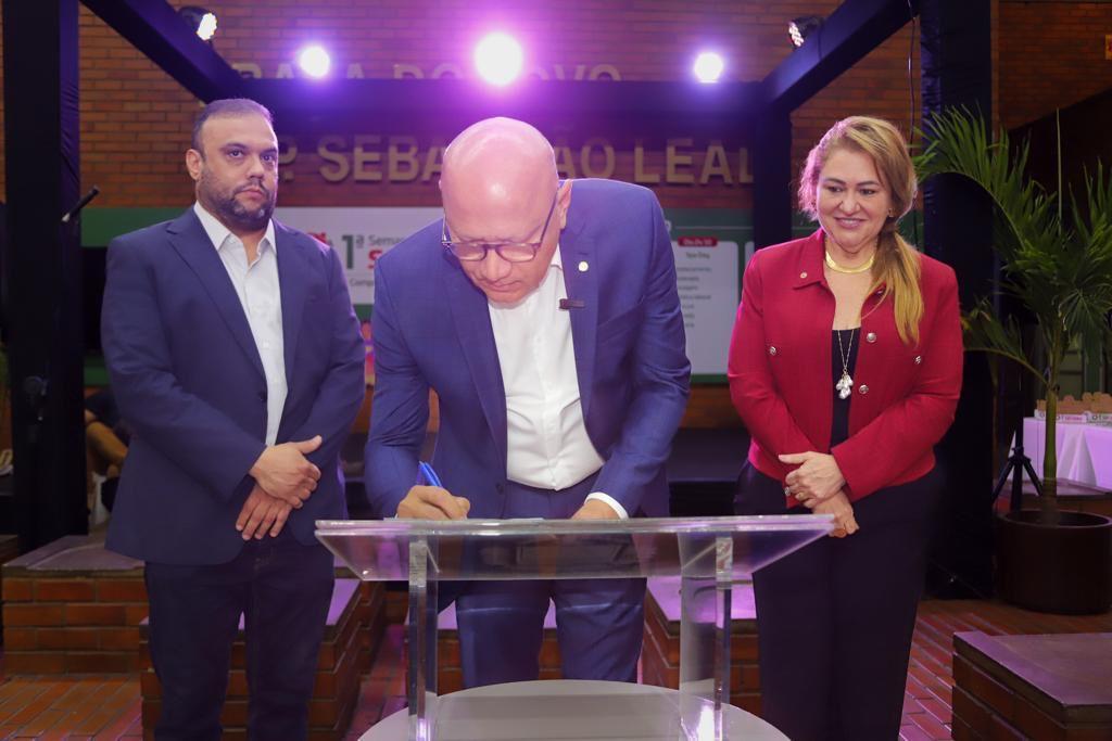 Franzé Silva assina projeto de reajuste salarial