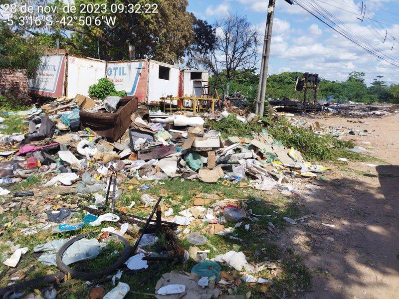 Acúmulo inadequado de lixo serve como criadouro para vetores de várias doenças