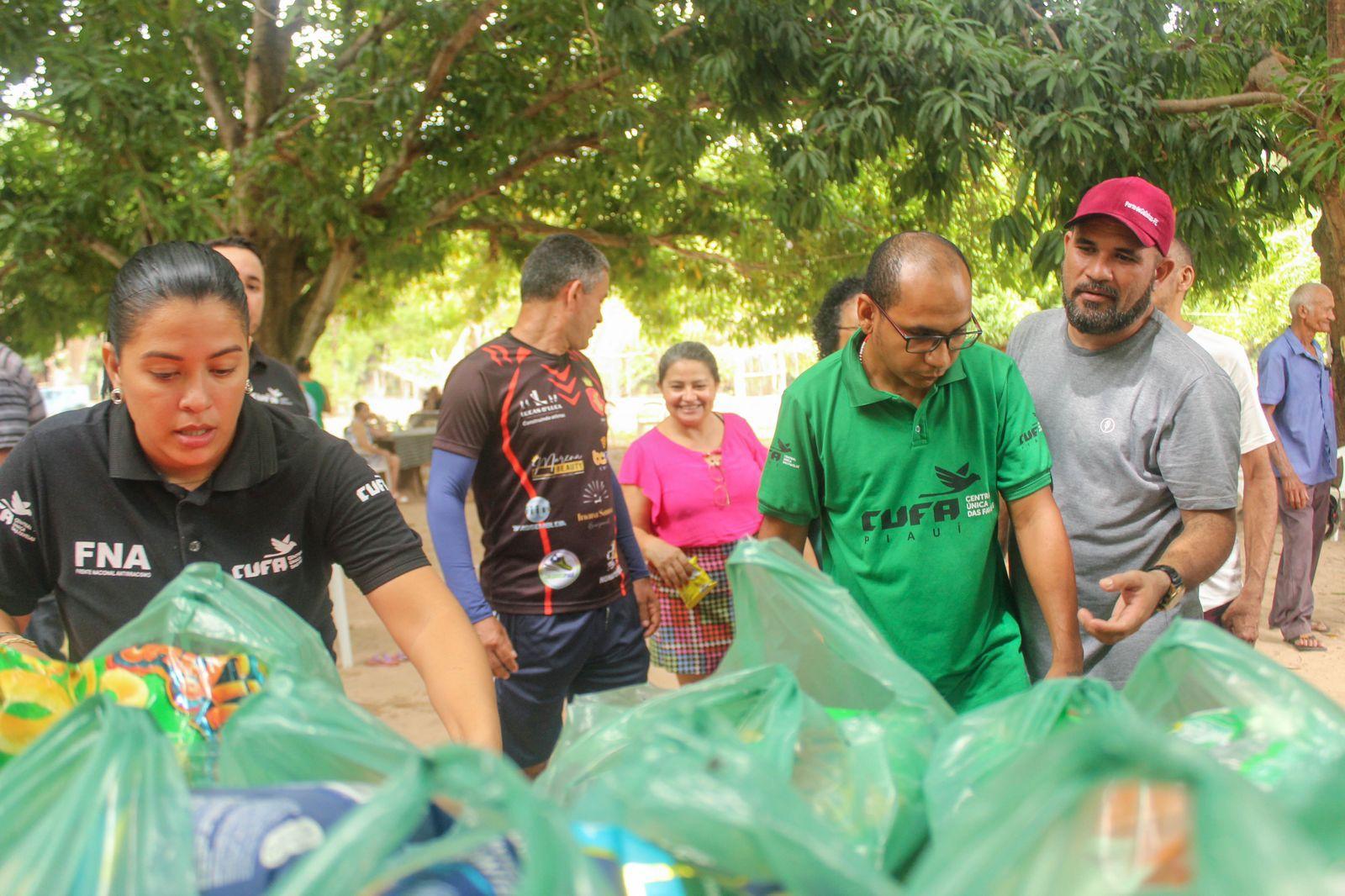 Presidente Valcian  na entrega de Kits Alimentação