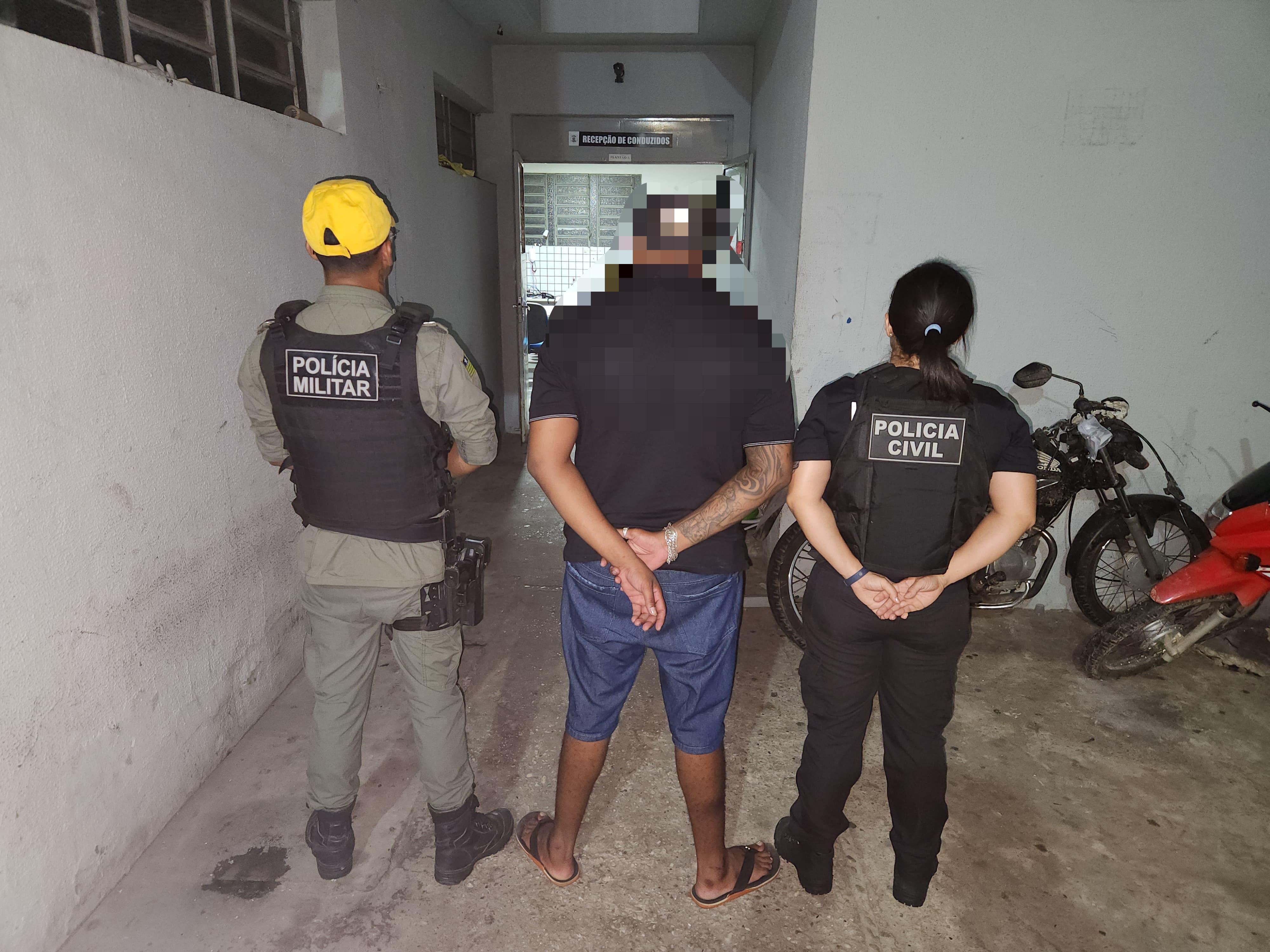Homem é conduzido por receptação