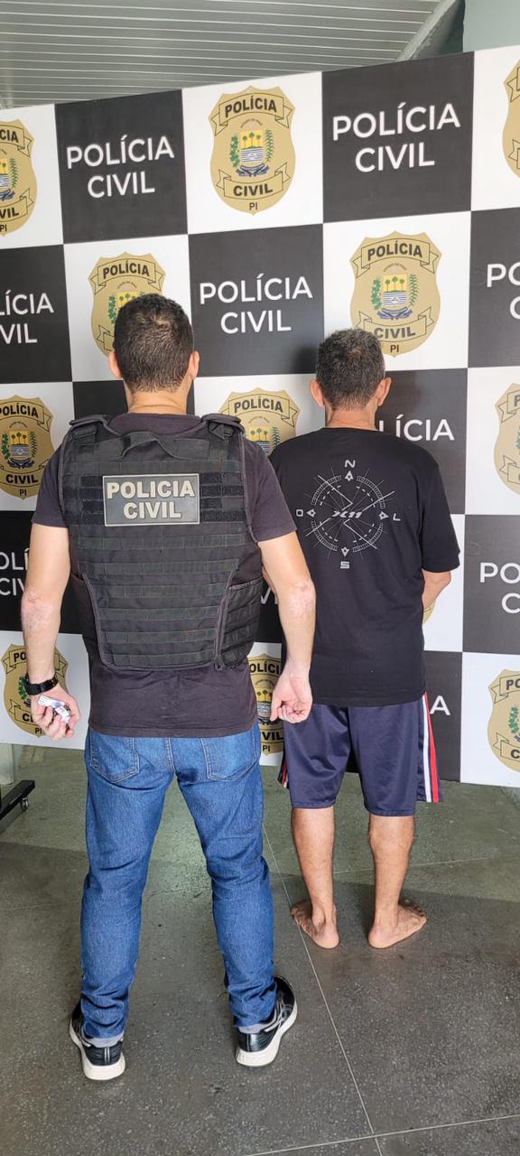 Acusado sendo apresentado na Polícia Civil do estado