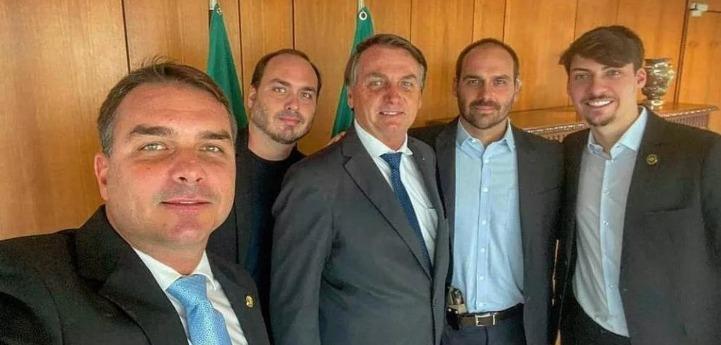 Família Bolsonaro foge de barco