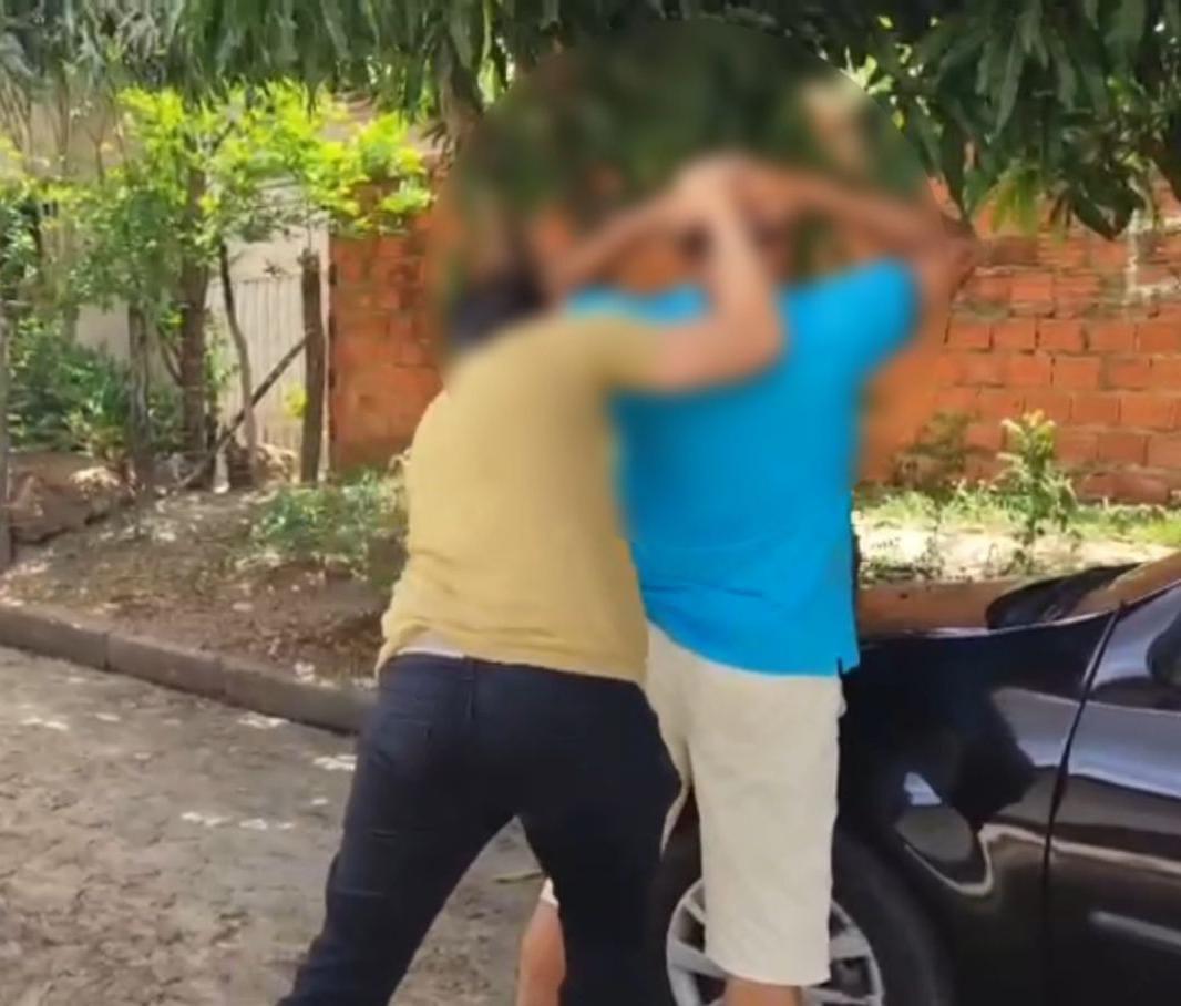 Acusado sendo algemado pelo policial