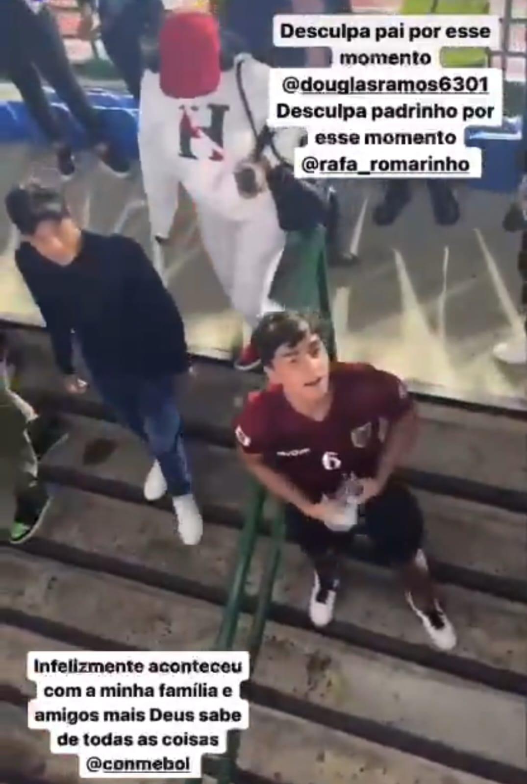 Momento em que torcedor comete o ato de racismo contra o pai do atacante Endrick
