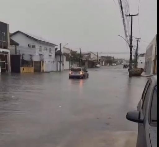 Ruas ficam alagadas depois de forte chuva