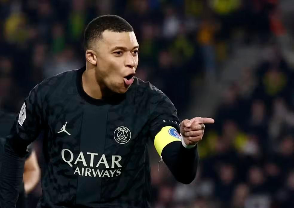 Atacante Kylian Mbappé durante partida contra o Nantes