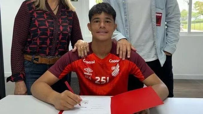 Bruninho assinando contrato com o furacão