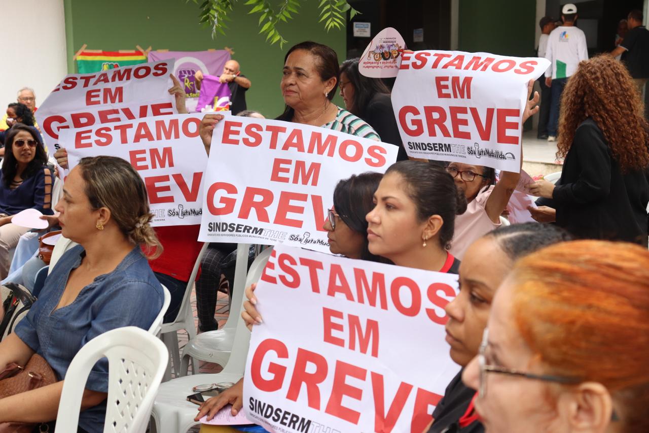 Professores paralisam atividades nas escolas municipais