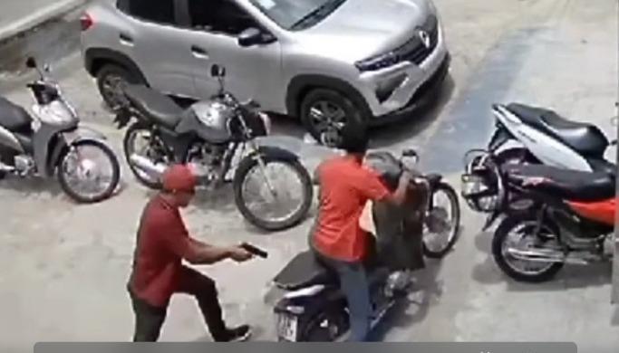 Momento em que homem tenta impedir assalto na Zona Leste de Teresina