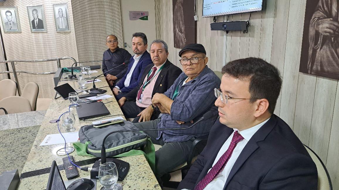 Reunião entre gestão e entidades fiscalizadoras da saúde aconteceu na sede do CRM, em Teresina