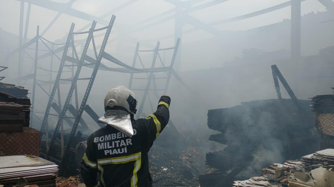 Incêndio no depósito de construção em Luís Correia, Piauí