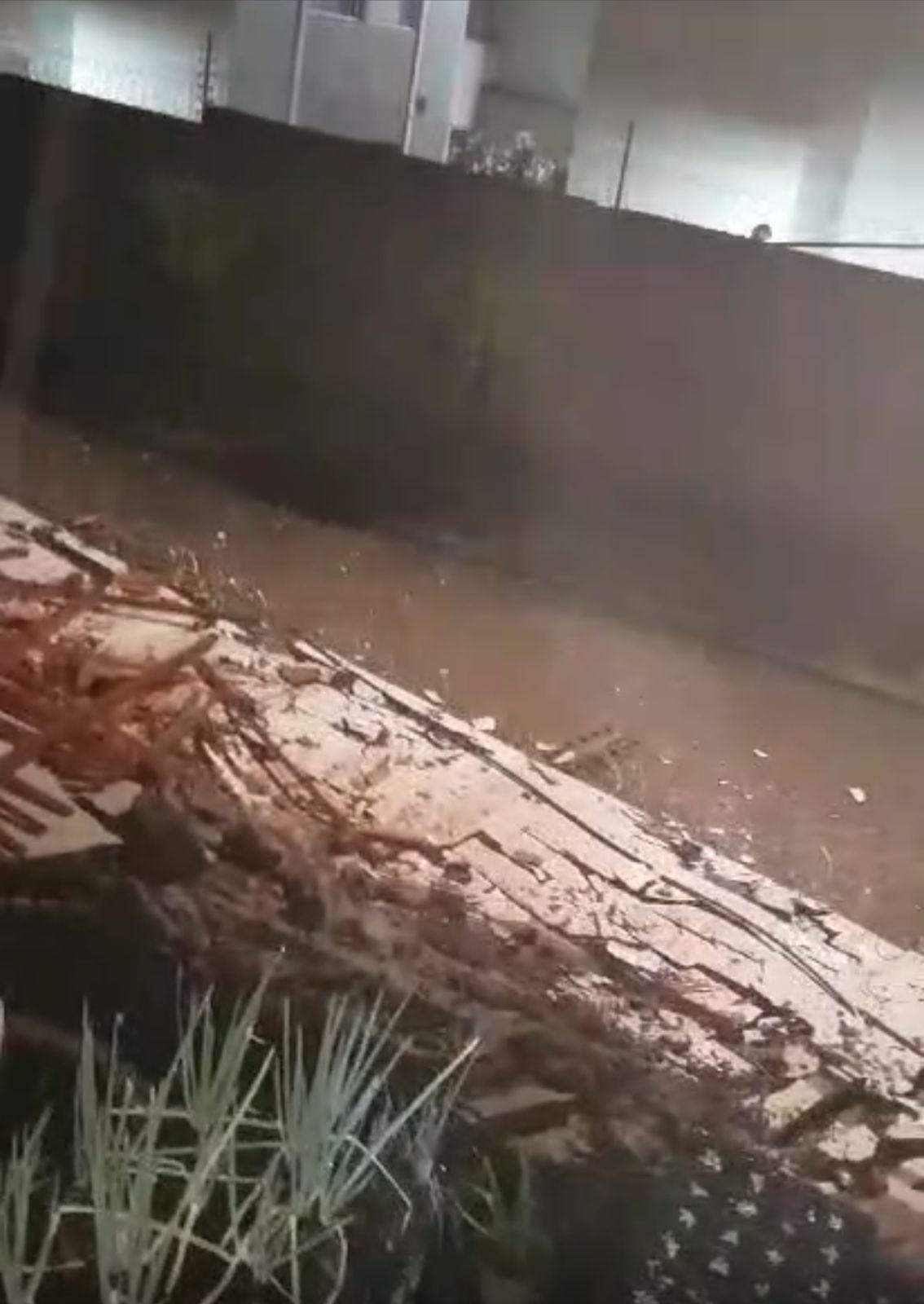 Muro de condomínio cai após chuva