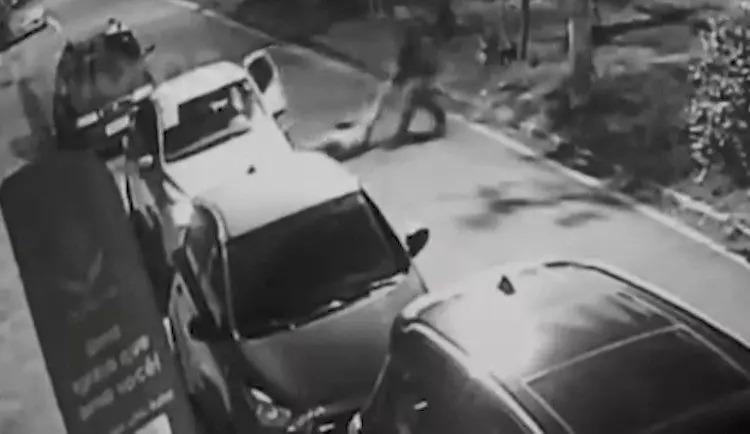 motorista de aplicativo arrasta mãe e filha para fora do carro