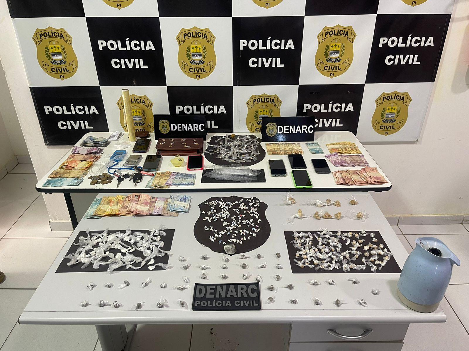 Mais de R$ 2 mil em cédulas foram encontradas na casa, além de balanças e máquinas de cartão de crédito