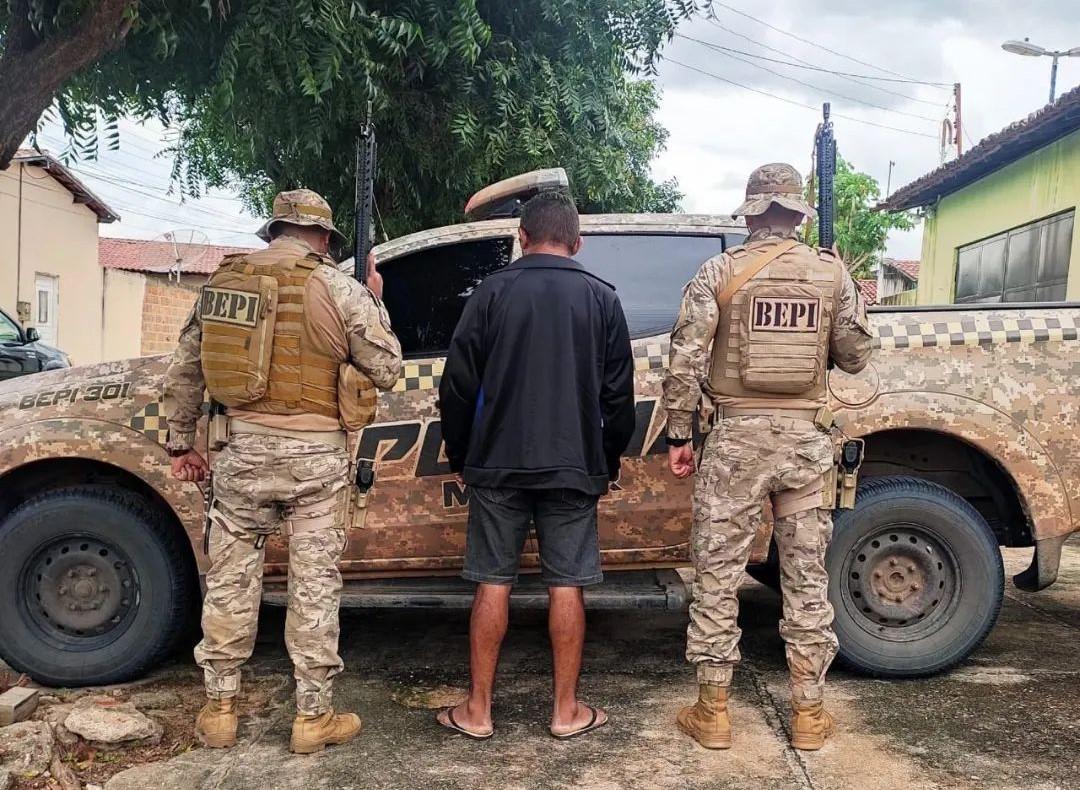 Homem é preso por guardar armas de fogo em Fazenda de Pio IX