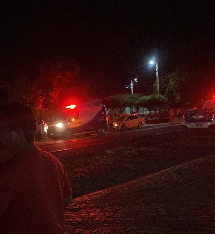Homem vai parar no teto de carro ao ser atropelado em Dom Avelino Lopes