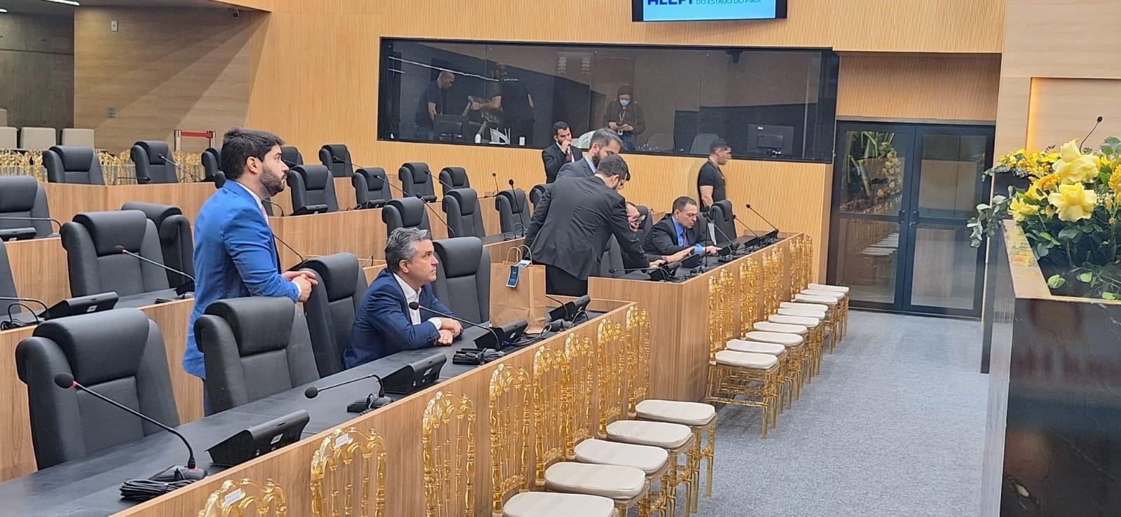 Presidente e deputados treinam uso do novo sistema de votação da Alepi