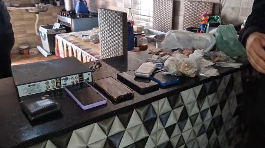 Policiais apreendem drogas durante operação