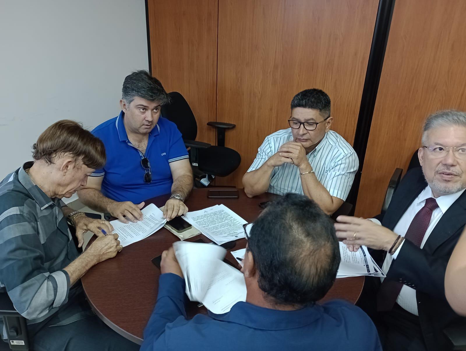 Setut e motoristas assinam acordo
