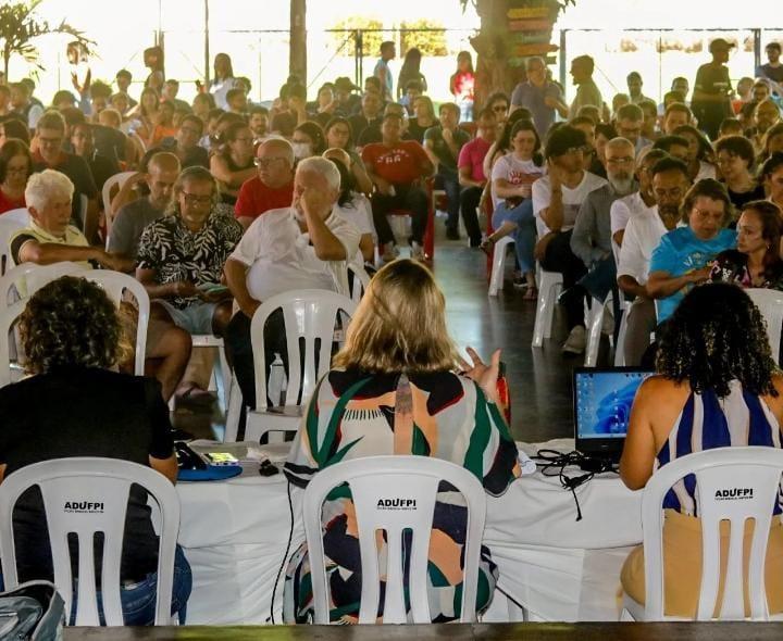 Professores e alunos se reúnem em assembleia geral