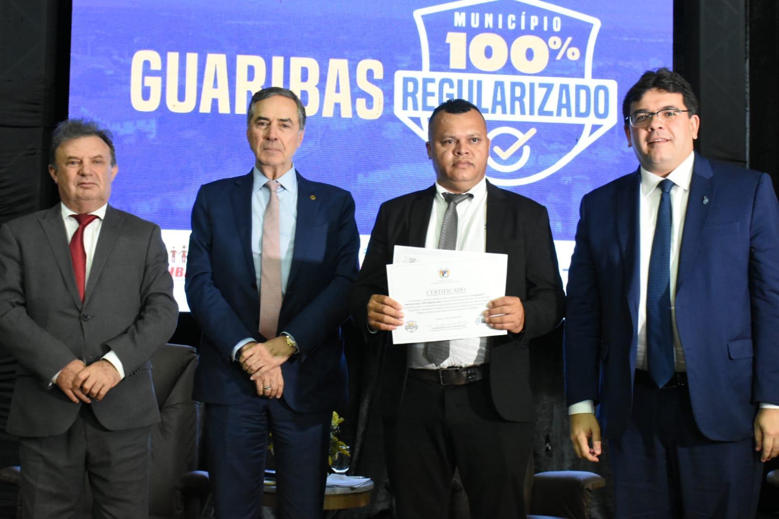 Barroso entrega registros de imóveis para famílias do Piauí