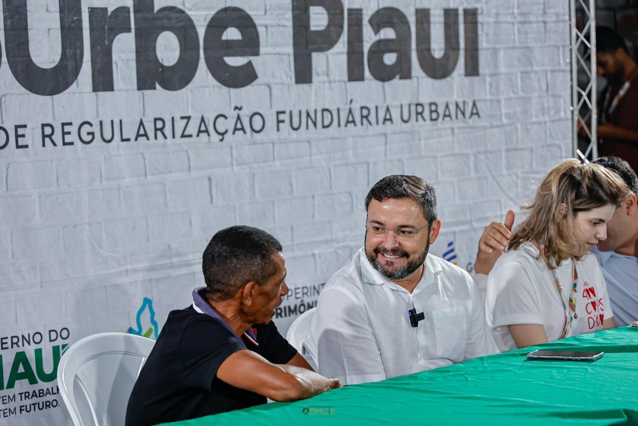 Fábio Novo durante a entrega de registros de imóveis na Vila Jerusalém