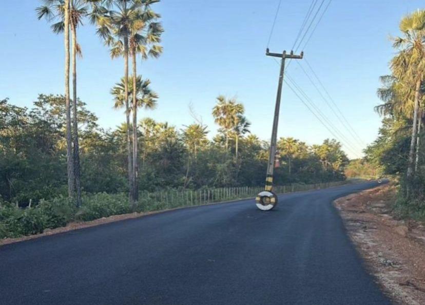 Francisco Lima critica Equatorial por poste no meio de estrada em Piripiri