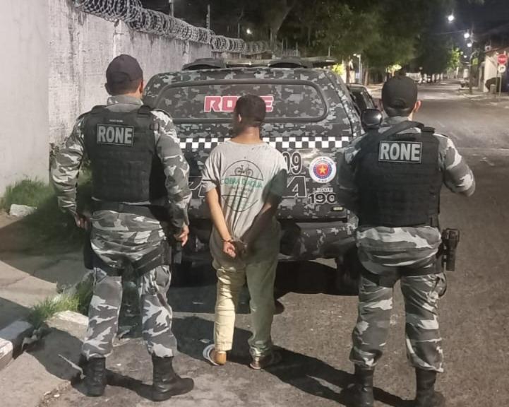 A tentativa de esconder a arma foi malsucedida e o rapaz foi preso