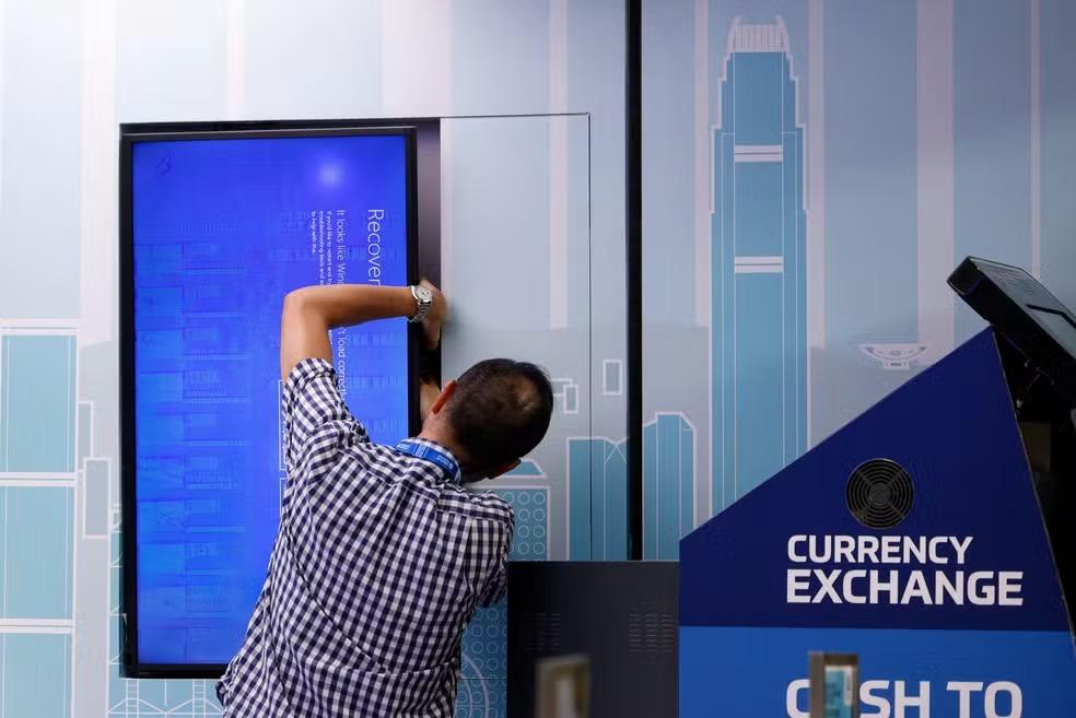 Tela mostra erro em casa de câmbio no Aeroporto Internacional de Hong Kong em meio a apagão global