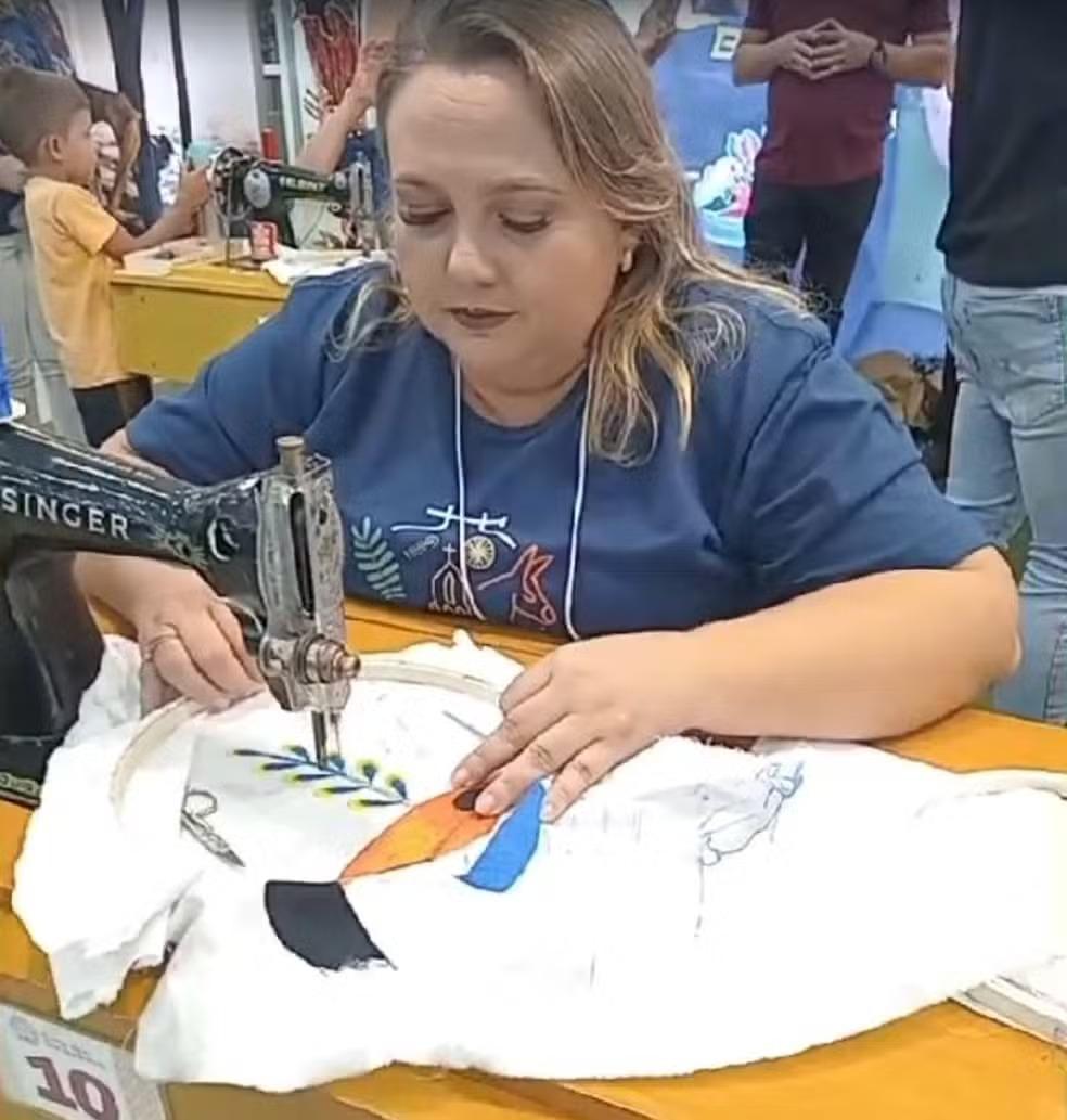 Jailma Araújo bordando arte que será estampada em uniforme do Brasil na abertura das Olimpíadas