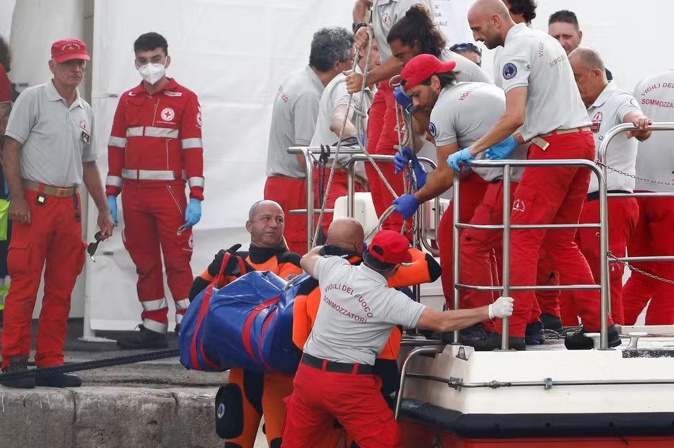 Bombeiros retiram nesta quinta (22) mais um corpo de destroços do iate que naufragou na Itália