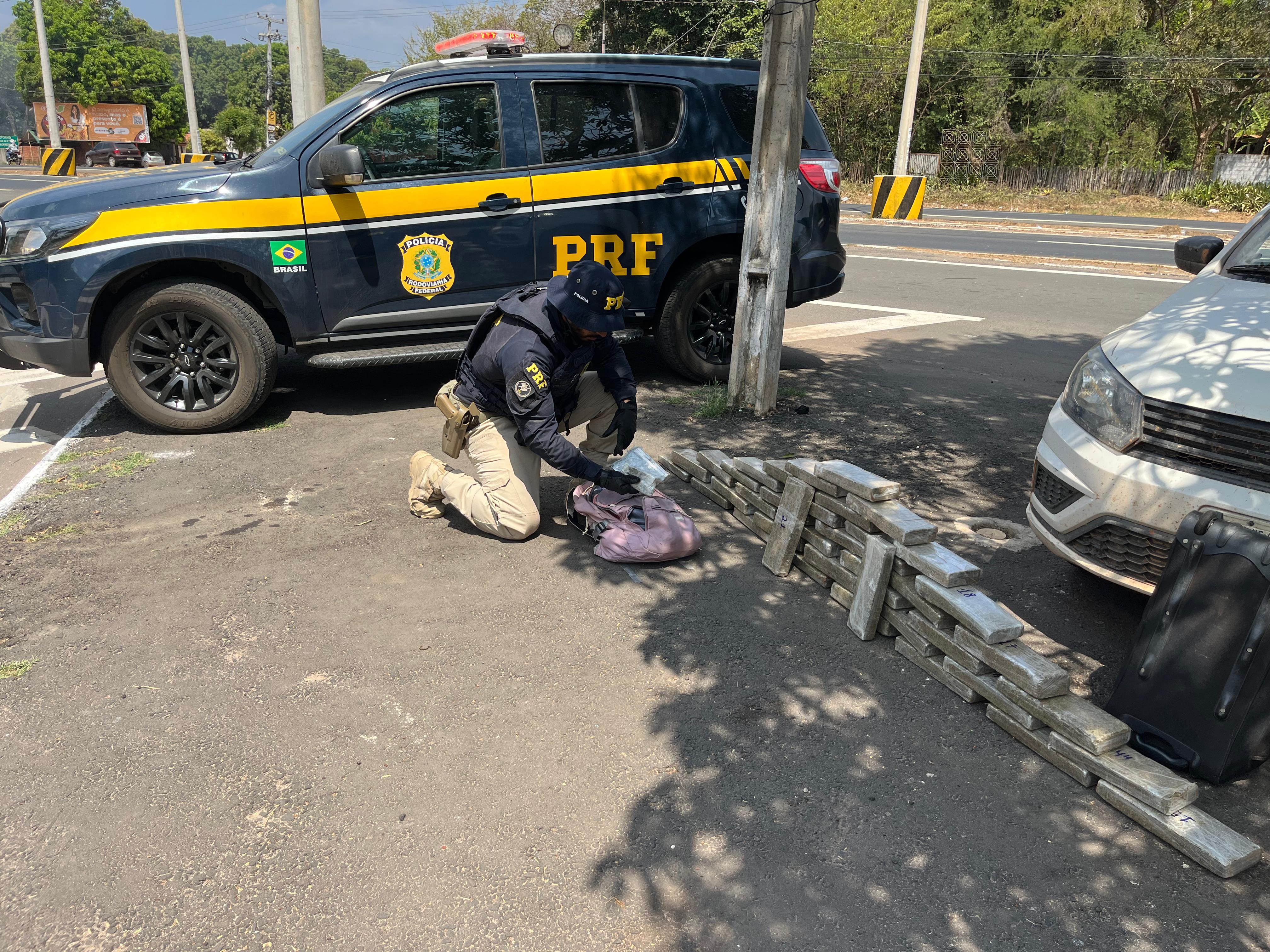 Policial organiza os entorpecentes apreendidos