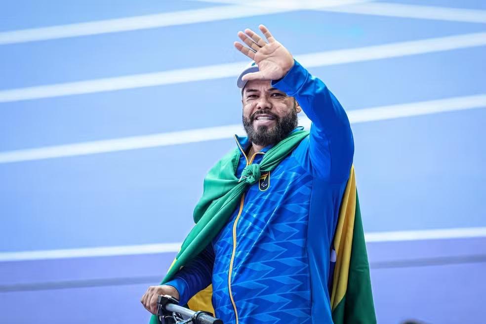 Claudiney Batista leva ouro e conquista tricampeonato no lançamento de disco em Paris