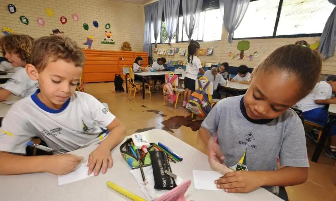 Brasil aumenta investimento público em educação