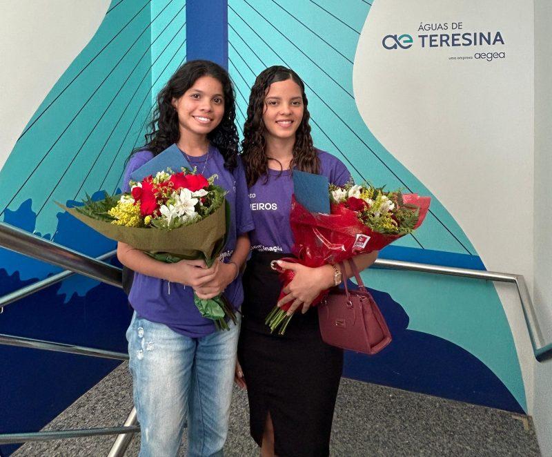 As estudantes Renata de Oliveira e Amanda da Silva