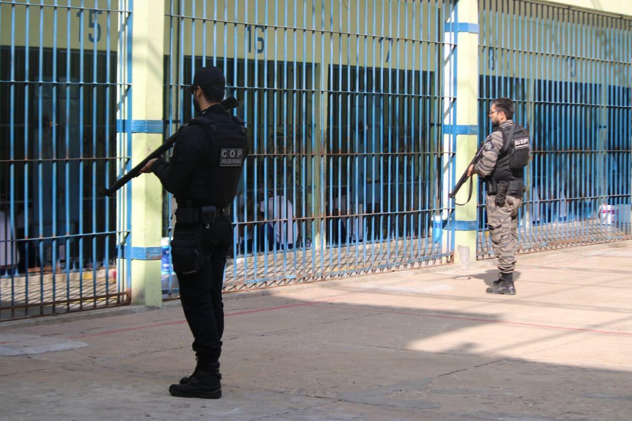 Policiais fazendo a segurança da Penitenciária Prof. José de Ribamar Leite