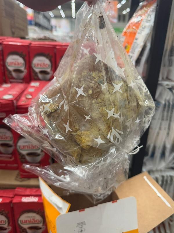 Procon autua supermercado na Zona Leste de Teresina por venda de panetone com baratas