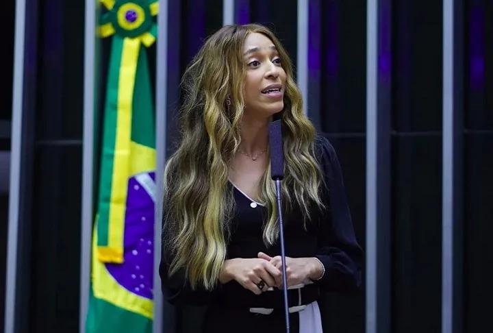 Erika Hilton aciona Itamaraty e MRE após visto dos EUA ignorar sua identidade de gênero em ato de transfobia institucional