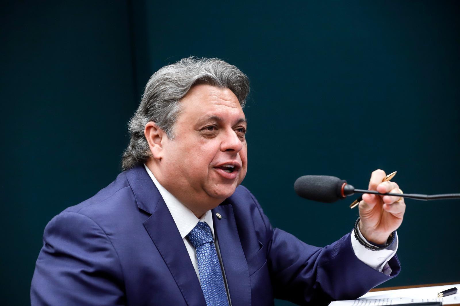 Deputado Júlio Arcoverde sofre acidente doméstico e é internado na UTI em Teresina
