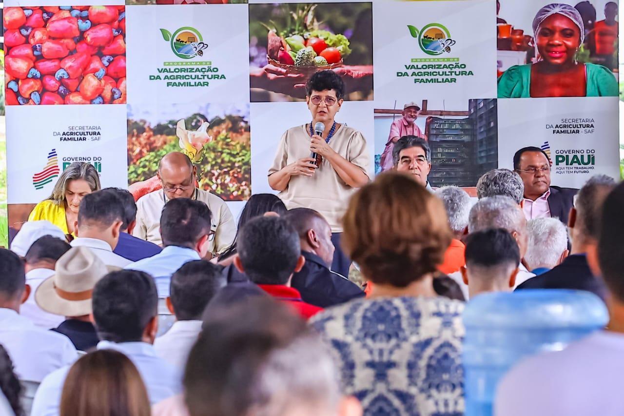 Agricultores familiares recebem tratores