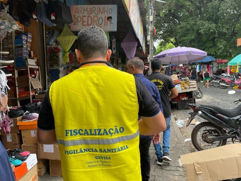 Vigilância Sanitária fiscaliza armazenamento, preparo e validade de alimentos e bebidas