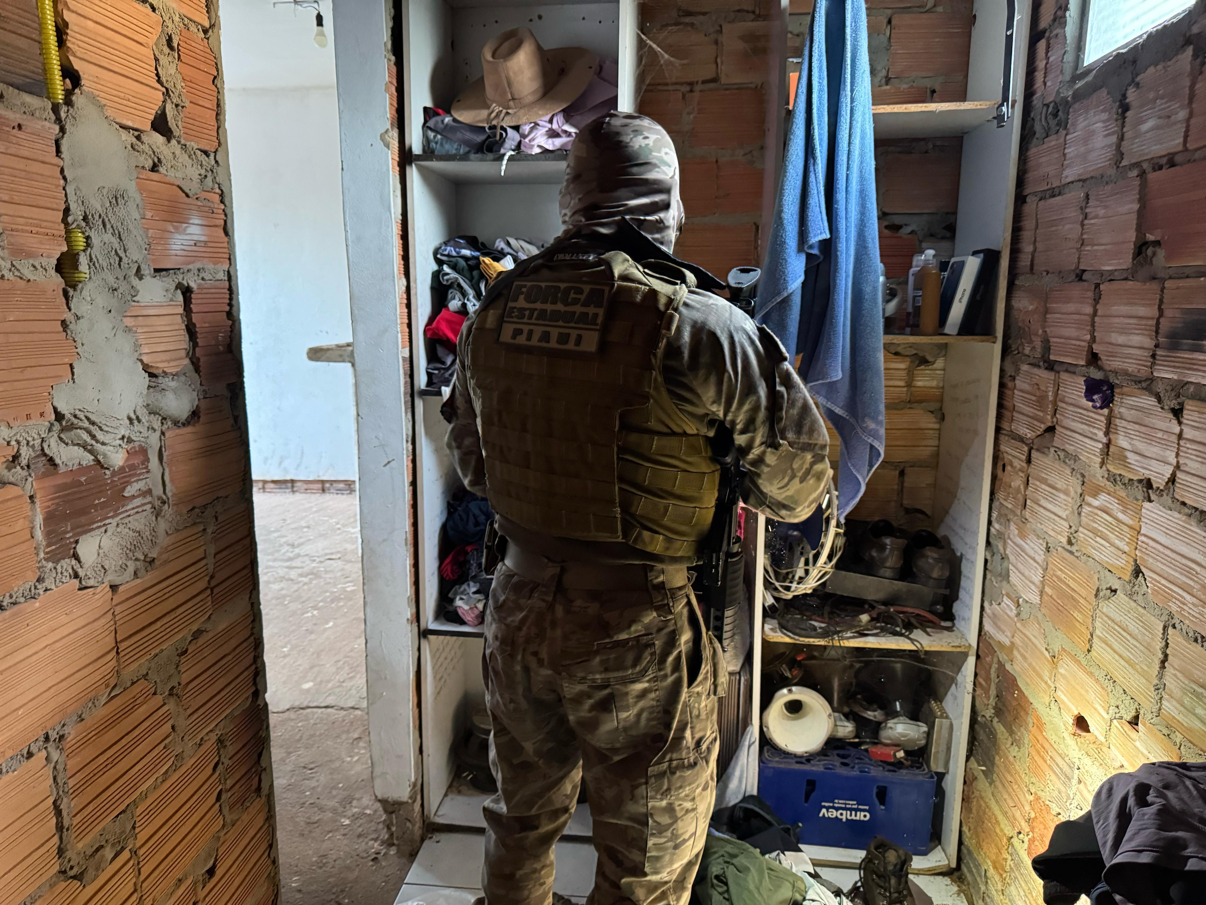 Policiais cumpriram 8 mandados de busca e apreensão contra acusados de promover eventos do "Grau"