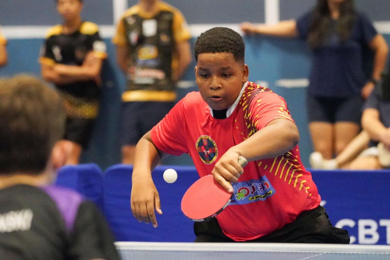 Israel Souza conquista três medalhas em seu primeiro torneio internacional e se firma como promessa do tênis de mesa brasileiro