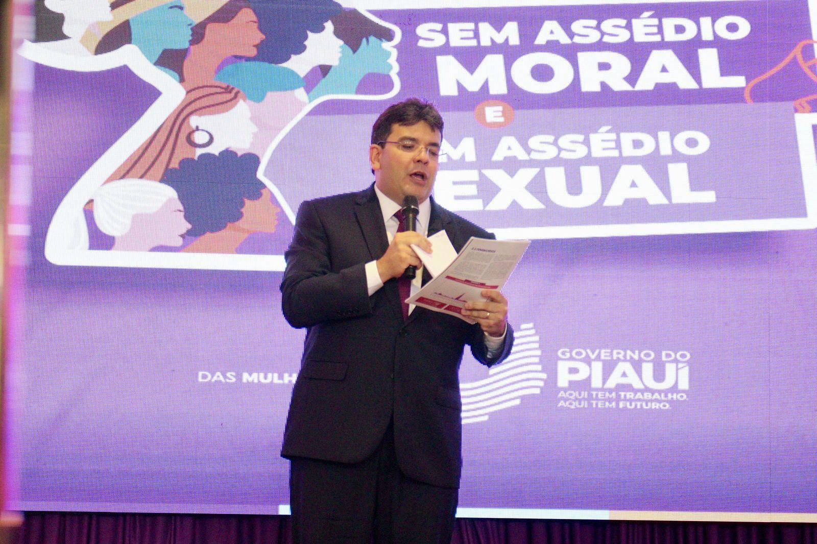 Rafael Fonteles sanciona lei que reserva vagas para mulheres vítimas de violência