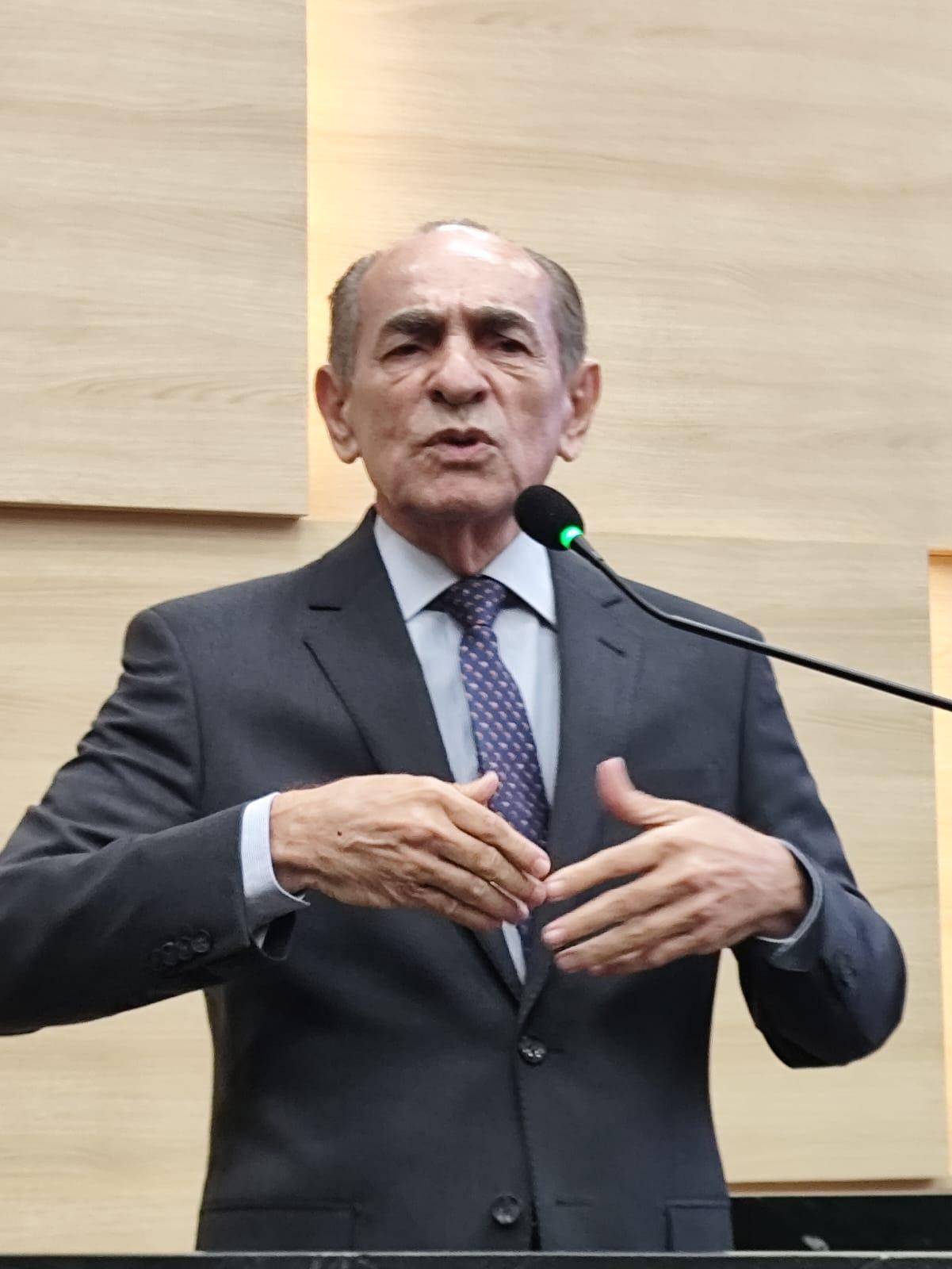 O senador Marcelo Castro, em discurso na Alepi